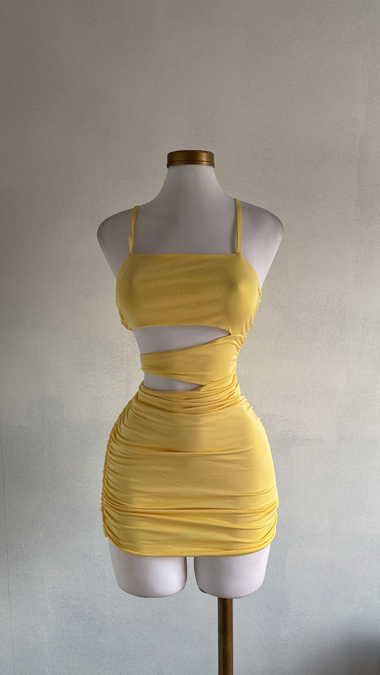 Vestido amarillo abertura