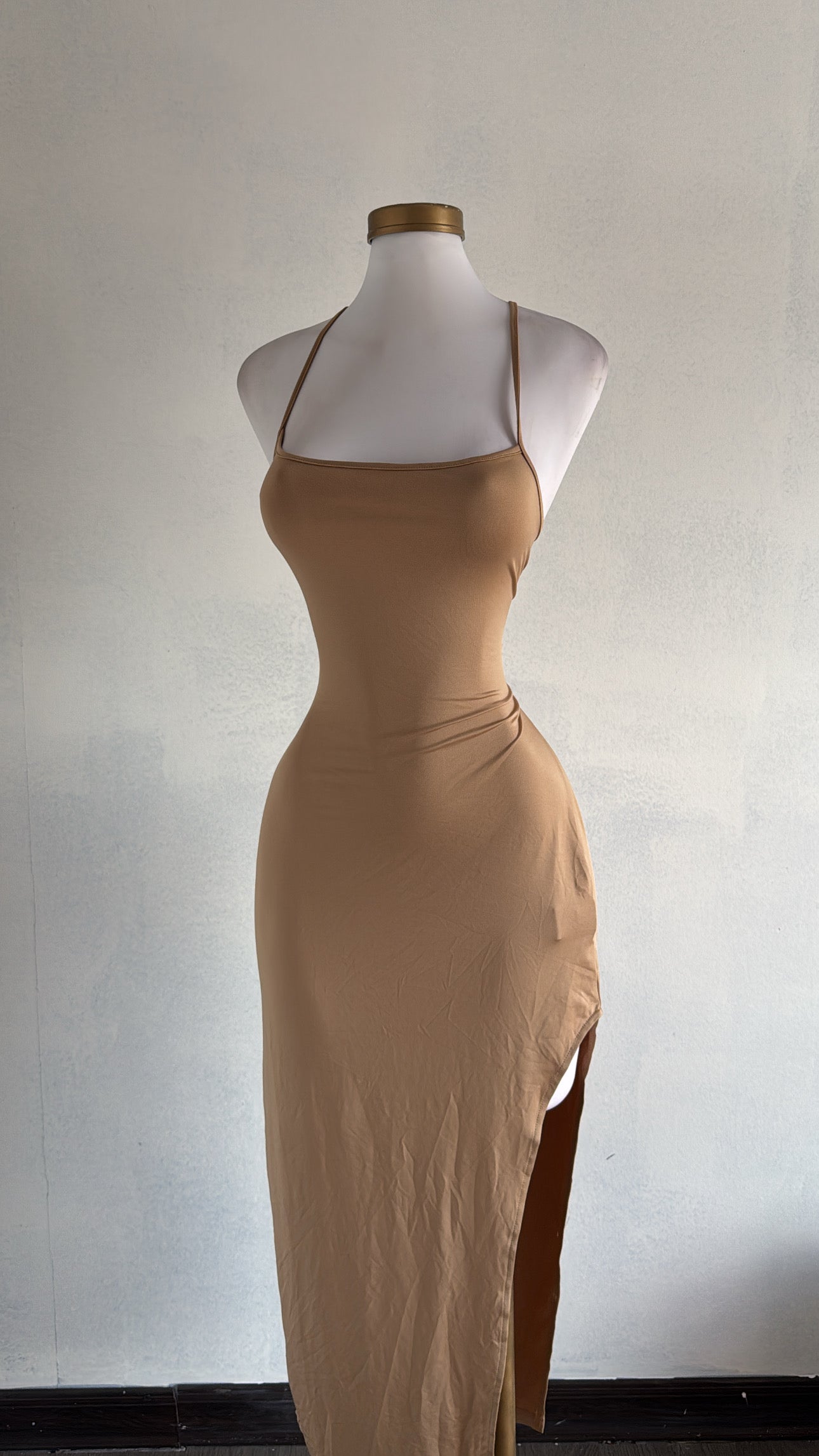 Vestido beige ajustable largo