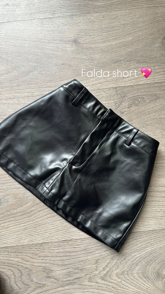 Falda short cuerina