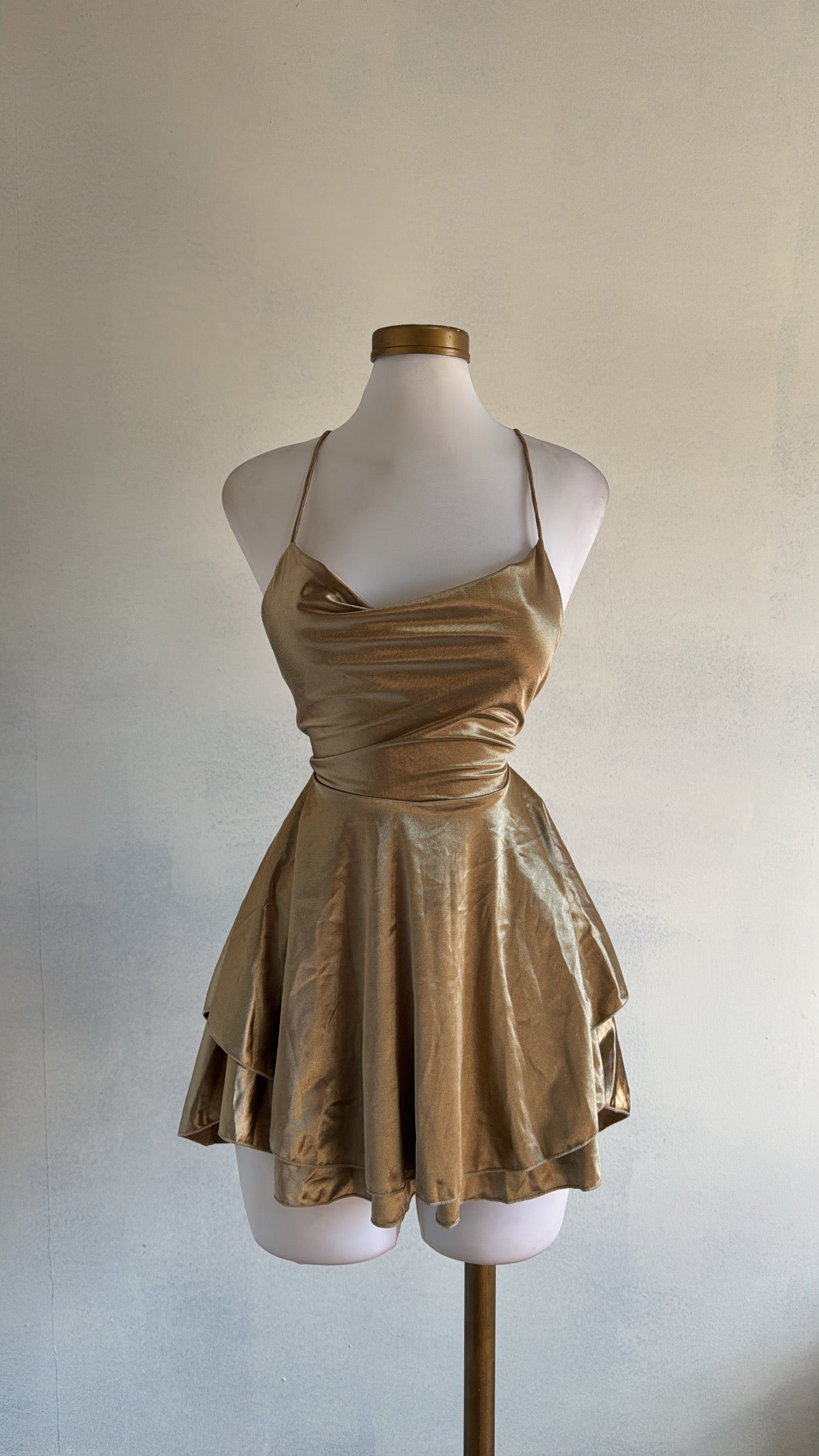 Vestido satinado dorado ajustable